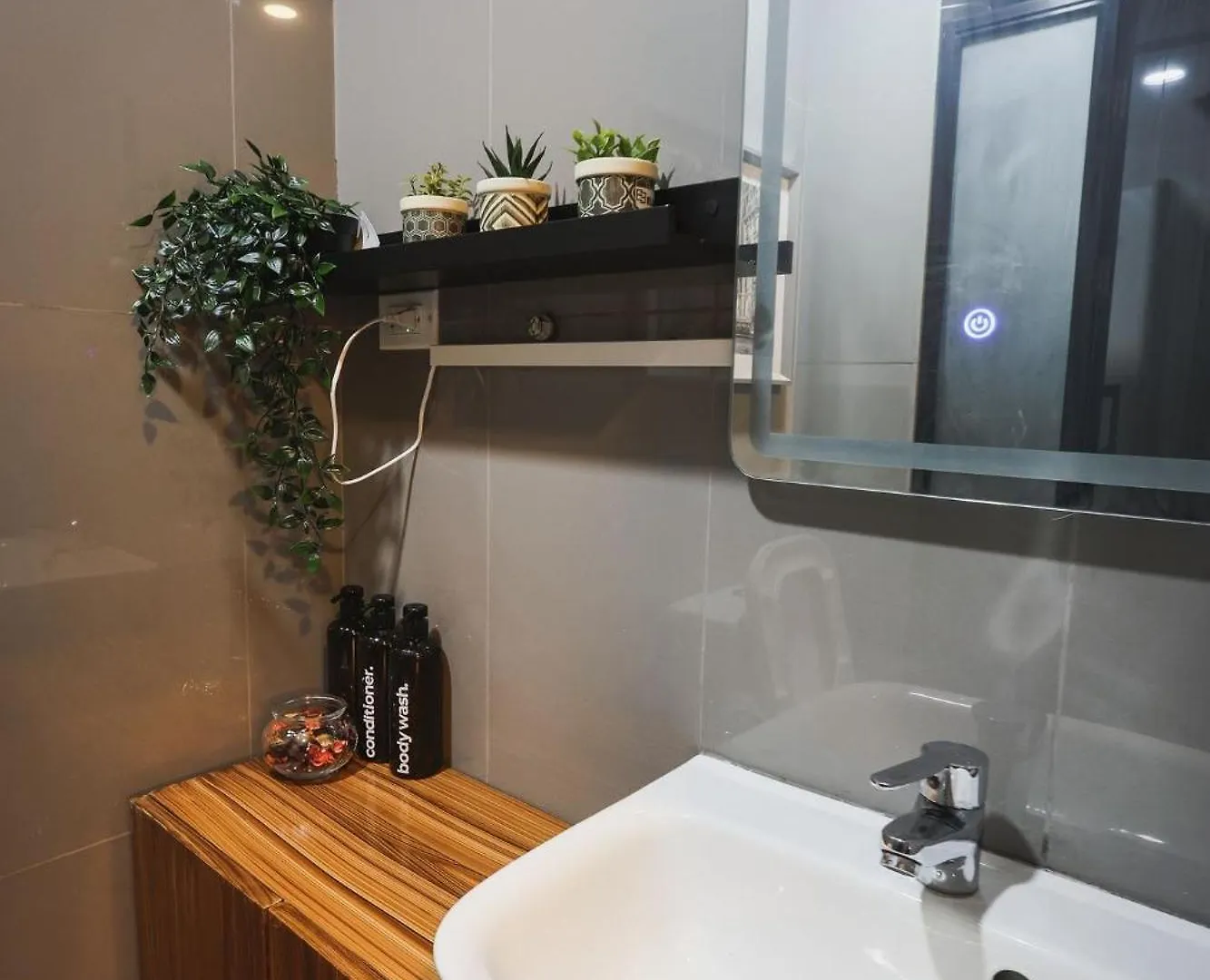 Kensal Industrial - Air Residences San Pedro Makati 0*,  Filipinas